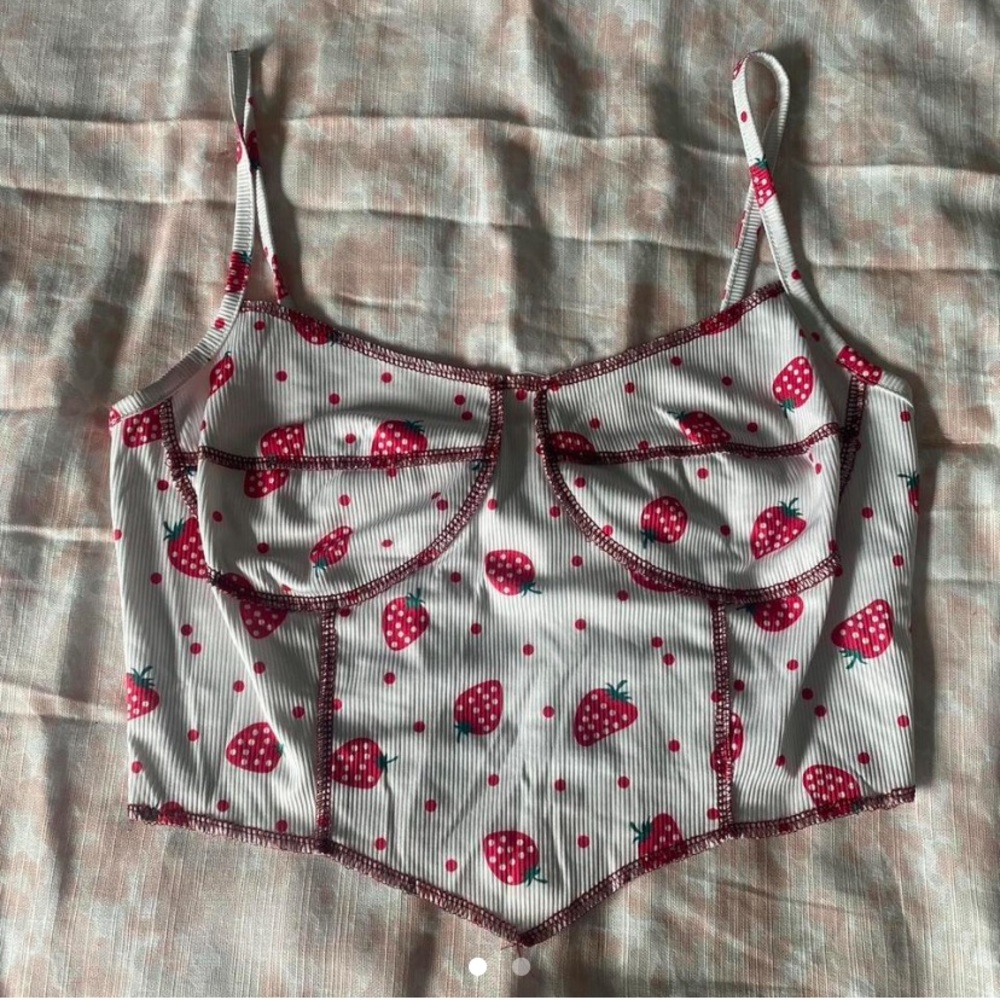 Cute strawberry tank top. Size large never worn